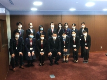 (写真15)國場幸之助外務大臣政務官との集合写真