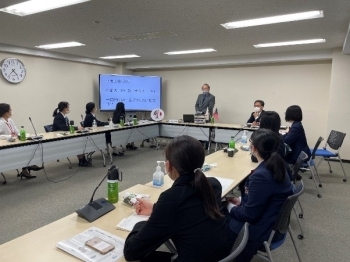 (写真22)藤崎一郎日米協会会長による説明の様子