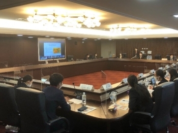 （写真24）参加者ら発表会の様子