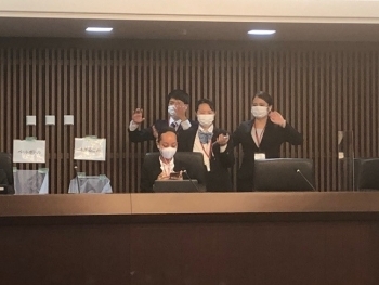 （写真25）グループで英会話を行う参加者の様子