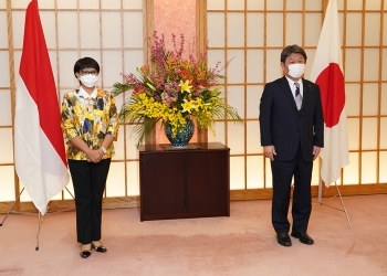茂木敏充外務大臣とルトノ・マルスディ・インドネシア共和国外務大臣による、外相会談前の記念撮影の様子