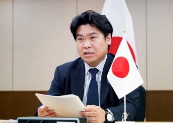 フランチェスコ・ラ・カメラ国際再生可能エネルギー機関事務局長とのテレビ会談に臨む、鷲尾英一郎外務副大臣の様子