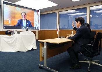 鷲尾英一郎外務副大臣とフランチェスコ・ラ・カメラ国際再生可能エネルギー機関事務局長による、テレビ会談の様子