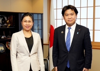 鷲尾副大臣と次期ラオス大使との写真撮影