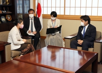 鷲尾副大臣と次期ラオス大使との懇談
