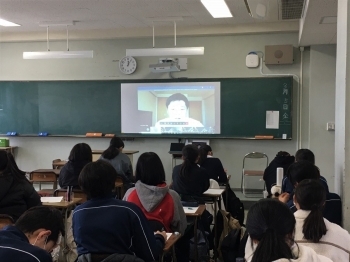 (写真)オンライン(リモート)高校講座を受ける生徒たちの様子