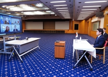 鷲尾外務副大臣によるウェビナー出席の様子
