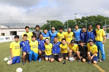 (写真1)ブラジル5人制サッカー代表チーム選手たちと5人制サッカーで交流する高校生たち
