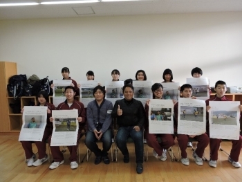 (写真2)ポスターを披露する中学生たち