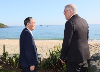 立ち話する両首相