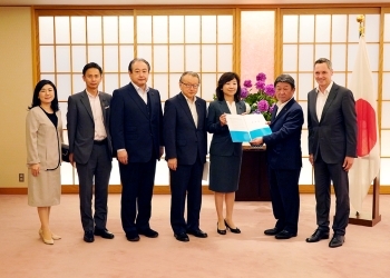ユニセフ議員連盟所属議員と写真撮影する茂木外務大臣
