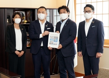 鈴木三重県知事から要望書を受け取る鷲尾外務副大臣