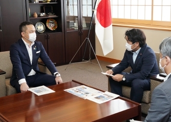 鈴木三重県知事による鷲尾外務副大臣表敬の様子