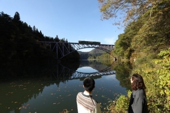 (写真3)只見線を見学する祐希 ミッシェル ウインズさんと黎永楊さん