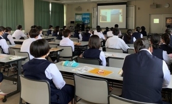 (写真1)リモート講座を聞く埼玉県立坂戸高等学校の生徒たち