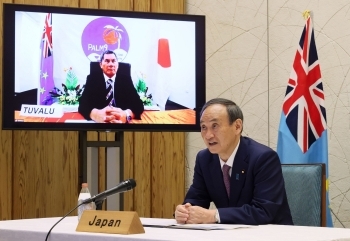 カウセア・ナタノ・ツバル首相とテレビ会議方式で会談を行う,菅義偉内閣総理大臣の様子