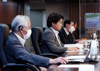 会議に出席する鷲尾外務副大臣、松本外務大臣科学技術顧問及び狩野次席科学技術顧問