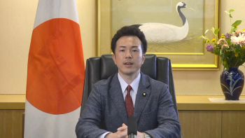 ビデオメッセージを発出する,宇都外務副大臣の様子