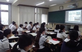 (写真1)外務省国際協力局地球環境課の小谷朋恵課長補佐を講師とするオンライン(リモート)講座に参加する愛媛県済美平成中等教育学校(私立)の生徒さんたち