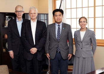 ジェニファー・ロジャーズ在日米国商工会議所会頭他による鷲尾外務副大臣表敬時の記念撮影の様子