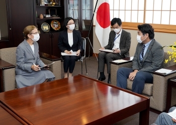 ジェニファー・ロジャーズ在日米国商工会議所会頭による鷲尾外務副大臣に対する表敬の様子