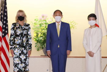菅総理夫妻とジル・バイデン米国大統領夫人との記念撮影