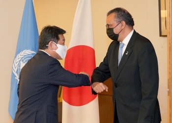 茂木敏充外務大臣とテドロス世界保健機関(WHO)事務局長 肘タッチ