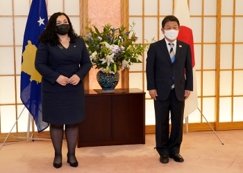 オスマニ大統領と並んで立つ茂木大臣