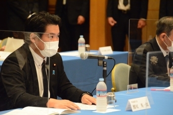 「被爆者団体から要望を聞く会」に出席する鷲尾外務副大臣