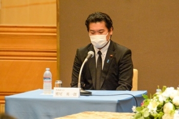 記者会見に出席する鷲尾外務副大臣