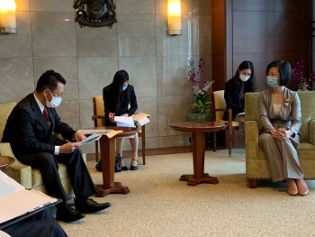 國場政務官とシム・アン外務担当上級国務大臣の会談