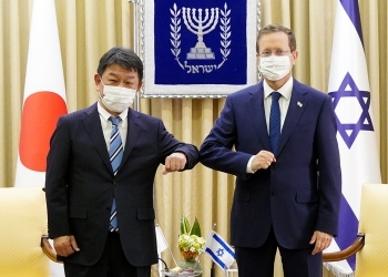 肘タッチで挨拶を交わすヘルツォグ・イスラエル大統領と茂木外務大臣