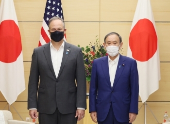 エムホフ米国副大統領夫君による菅総理大臣表敬時の記念撮影の様子