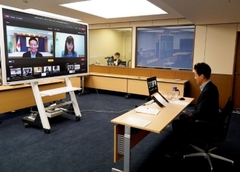 (写真1)モニター画面に映るこども記者と鈴木政務官
