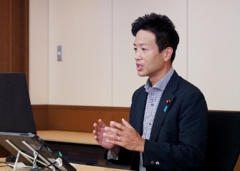 (写真2)鈴木政務官