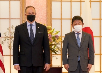 茂木外務大臣とダグラス・エムホフ米国副大統領夫君との懇談時の記念撮影の様子