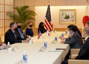 茂木外務大臣とダグラス・エムホフ米国副大統領夫君との懇談の様子