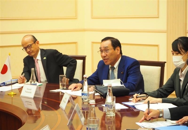 サファーエフ上院第一副議長との会談に臨む，中西外務大臣政務官の様子