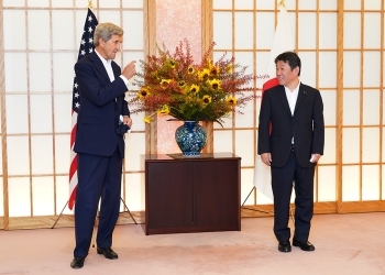 記念撮影するケリー大統領特使と茂木外務大臣
