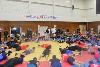 (写真2)体育館でレスリングの交流会をする人たち