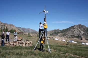 (写真1)モンゴルに風力発電機をたてている様子