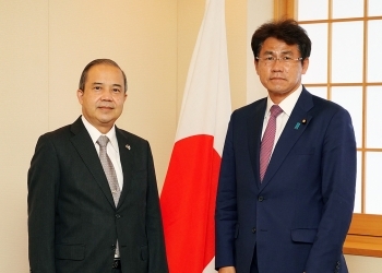 シントン・ラーピセートパン駐日タイ王国大使による三宅外務大臣政務官表敬時の、記念撮影の様子