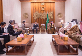 (写真6)大使とムハンマド・サウジアラビア皇太子の会談の様子と通訳を務める加藤さん