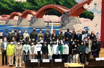 「日米交流の促進・相互理解の増進のためのプロジェクト」令和3年度第三回目事業の開会式における記念撮影の様子