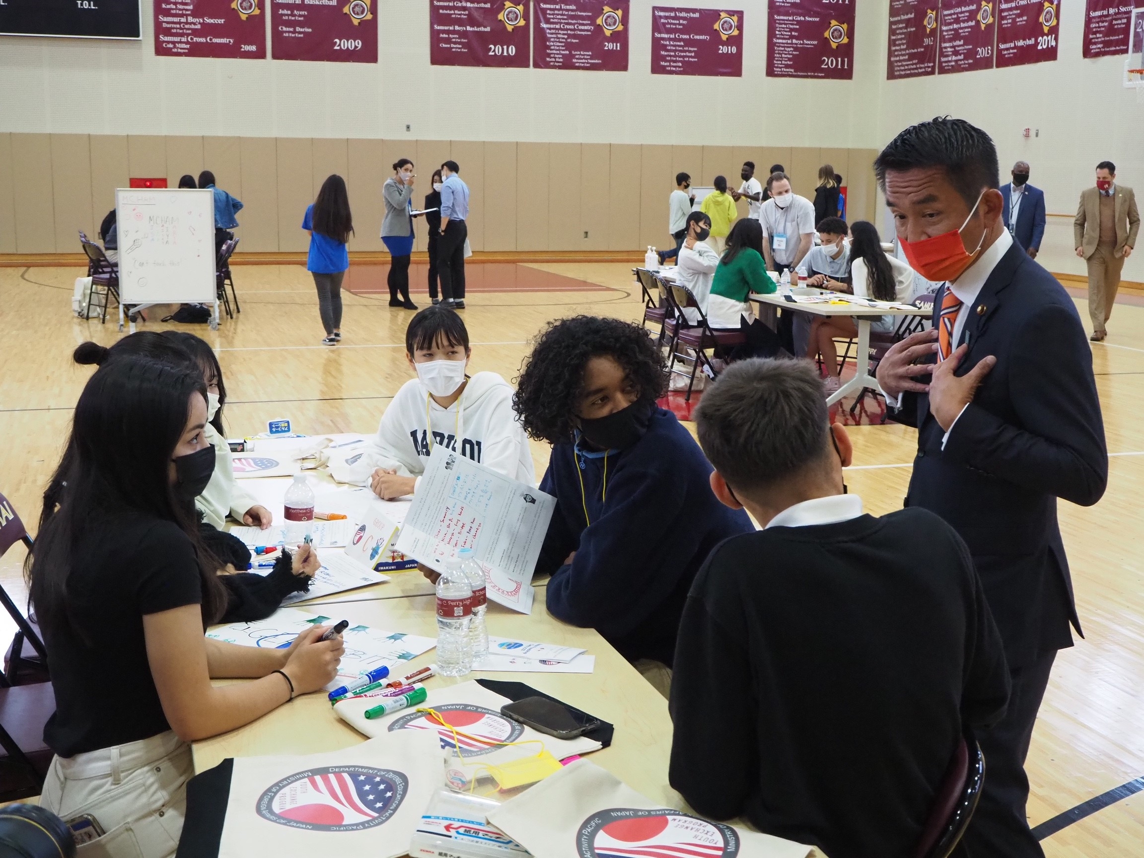 日米の学生によるグループプレゼンテーションの時間で学生と交流する、小田原副大臣の様子