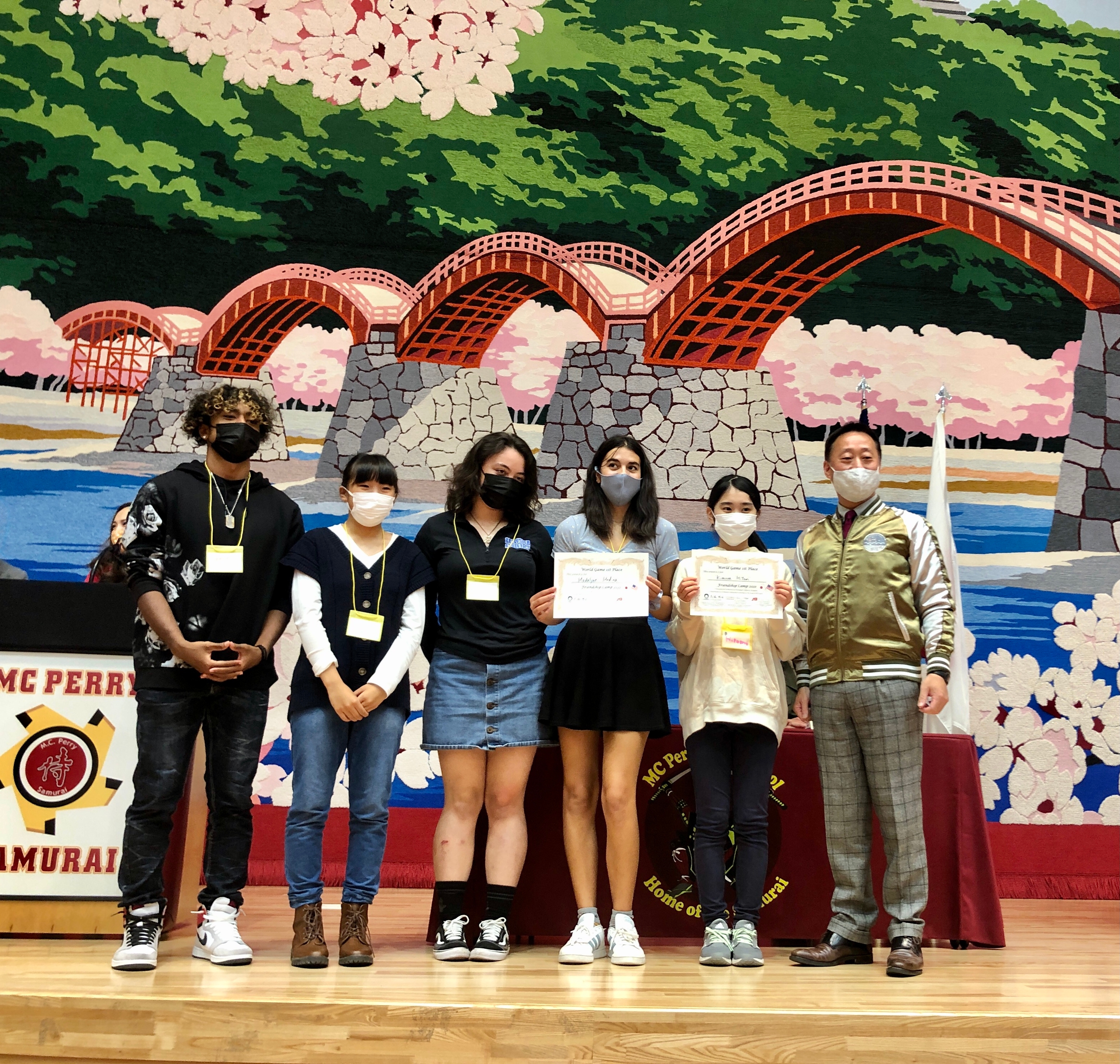 閉会式で福田市長から表彰を受けた、日米5名の学生達の様子