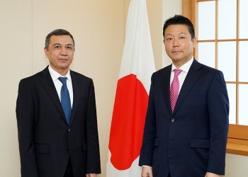 エリャソフ駐日トルクメニスタン大使による本田太郎外務大臣政務官への表敬時の記念撮影の様子