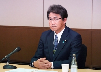 会議に参加する三宅外務大臣政務官