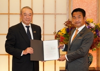 提言書の手交の様子