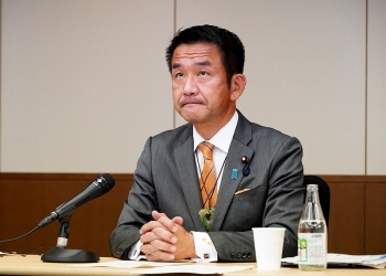 会議に参加する小田原副大臣アップ